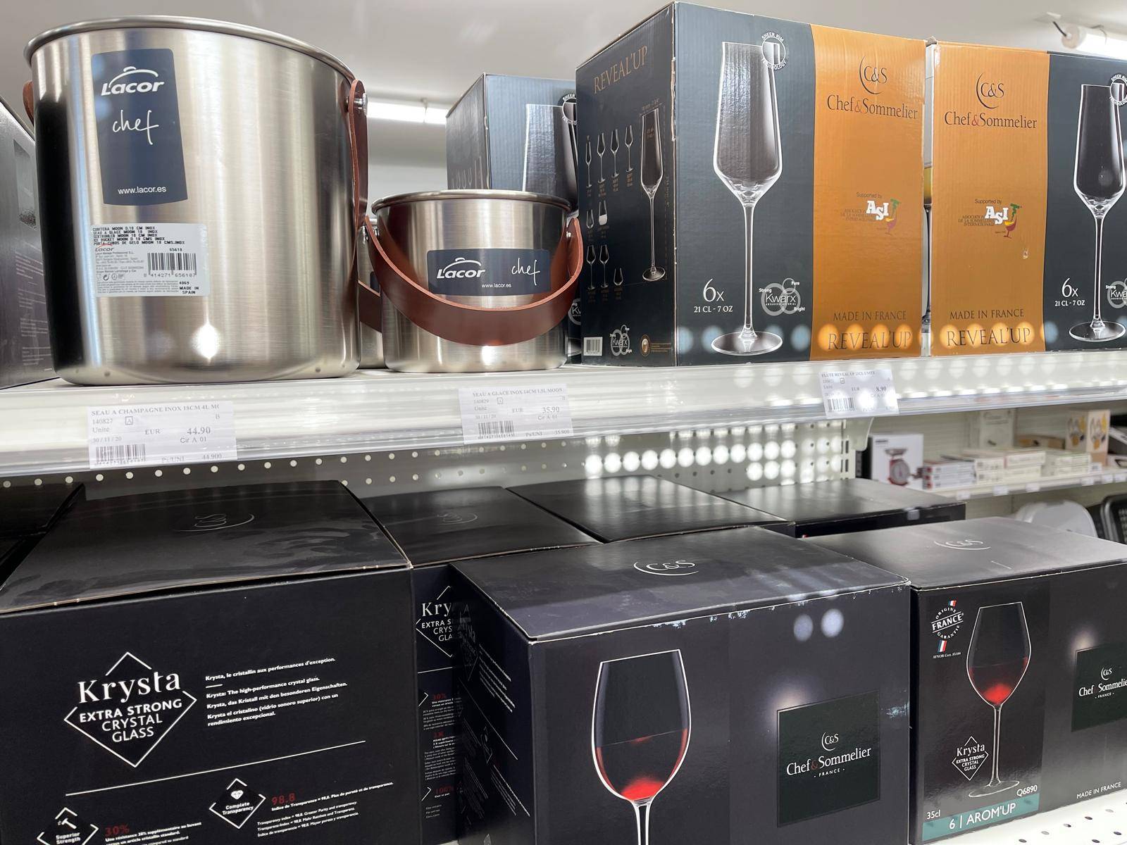 Les verres à vin et verres à pied en coffret, aux côtés des cafetières et bouilloires, à la Coopérative Agricole SOPAVAR près de Toulon