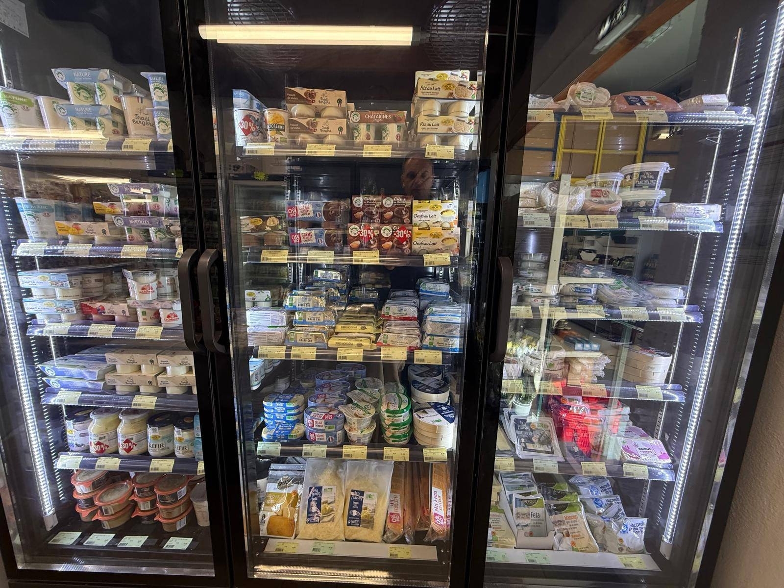 Le rayon frais Ose Bio jambon lardons et charcuterie bio du quotidien au prix coopératif chez SOPAVAR à Sanary et Six-Fours près de Toulon