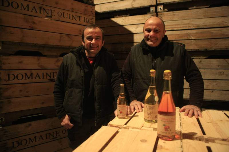Nos producteurs de pommes et poires des Alpes dans leur exploitation à 1000m d'altitude