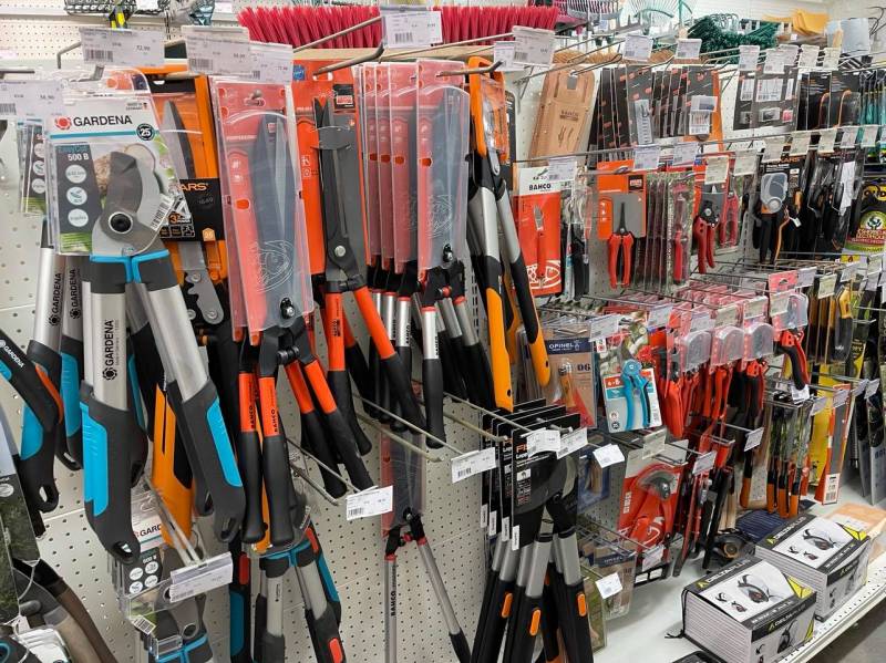 Sécateur, cisaille, scie, couteau grand choix près de chez vous dans votre jardinerie Sopavar à Sanary et à Six fours près de Toulon
