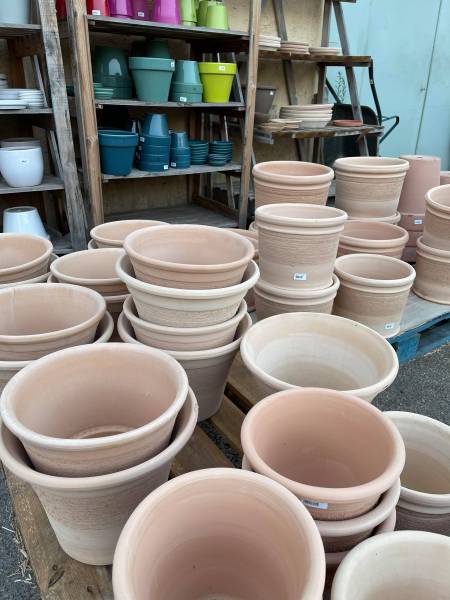Poterie brute et vernie pour décorer vos jardins et votre intérieur en vente dans votre coopérative agricole Sopavar