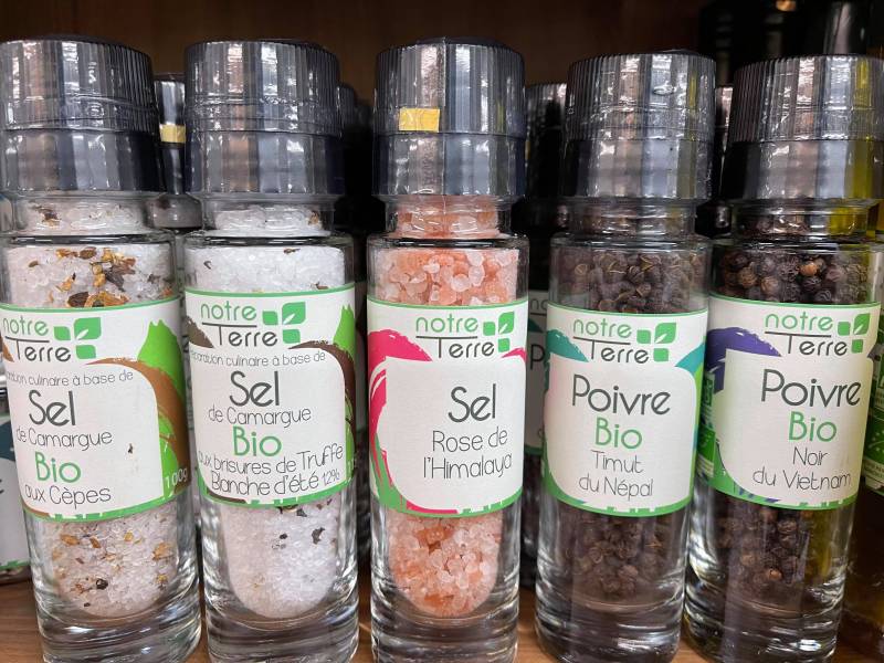 Sel rose de l'Himalaya Bio, Poivre Timut du Népal Bio, Poivre noir du Vietnam Bio en vente dans votre jardinerie coopérative agricole Sopavar à Sanary et à Six-fours dans le Var près de Toulon.