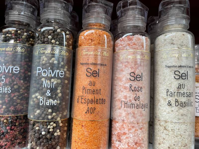 Poivre et sel aromatisés assemblés à Six-Fours en vente dans vos magasins Sopavar à Sanary et à Six-fours dans le Var près de Toulon.