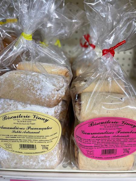 Les sablés navettes biscuits fourrés fabriqués à Six Fours par la biscuiterie Vinay à découvrir dans vos coopératives agricoles Sopavar à Sanary et à Six Fours près de Toulon dans le Var