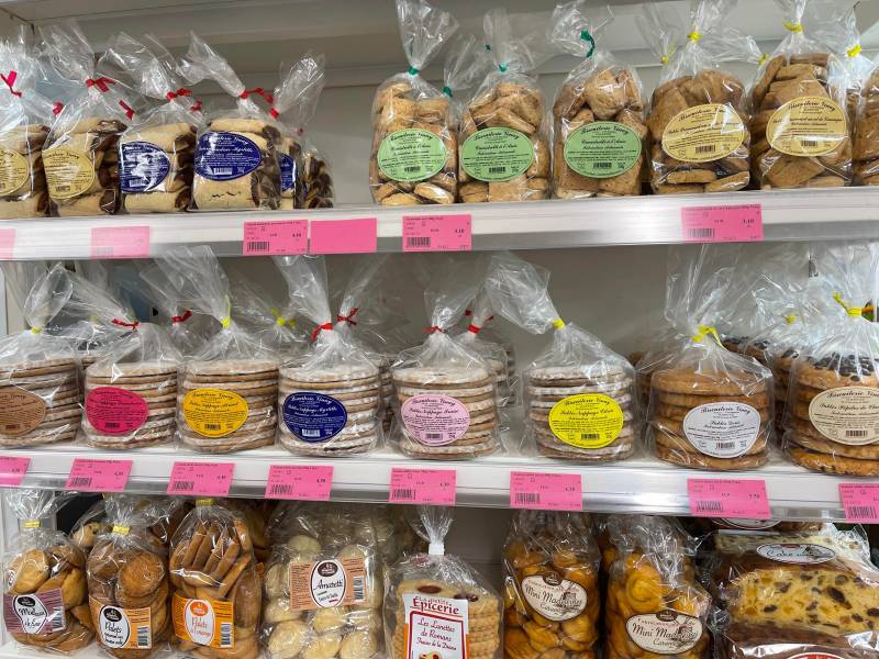 Grand choix de biscuits : les sablés navettes biscuits fourrés fabriqués à Six Fours par la biscuiterie Vinay dans votre jardinerie Sopavar et nos 2 magasins dans votre coopérative agricole près des centres-villes de Sanary et de Six Fours près de Toulon