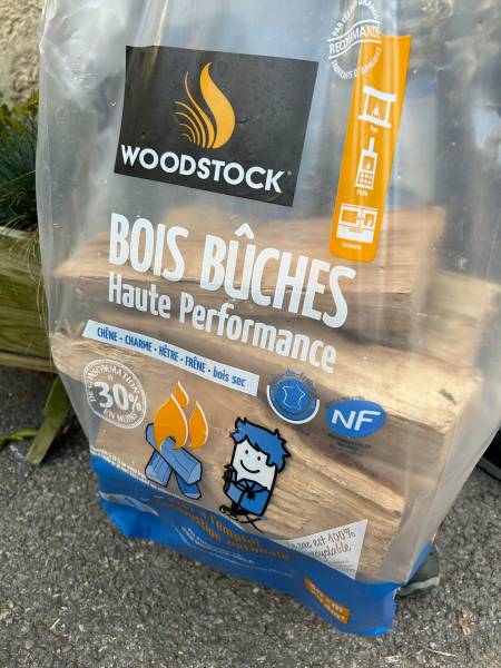 Bois de chauffage Woodstock moins cher respectant l’environnement dans nos 2 magasins près du centre-ville de Sanary près de Toulon dans le Var