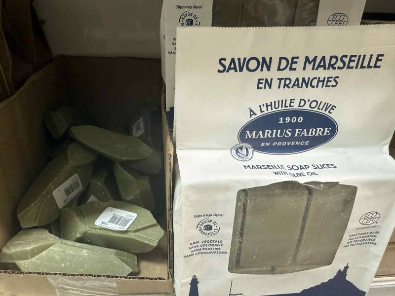 Savon de Marseille véritable à l’huile d’olive pour l’hygiène quotidienne, en vente à Sanary et à Six Fours