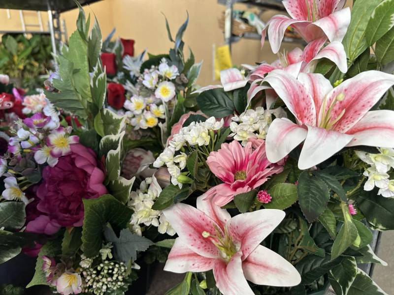Compostions fleuries artificielles lestées pour cimetières afin de fleurir vos tombes dans votre jardinerie coopératives agricoles Sopavar à Sanary et à Six Fours près de Toulon dans le Var