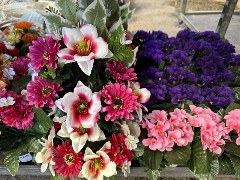 Jardinières de plantes artificielles fleuries à Sanary et de Six Fours près de Toulon dans le Var