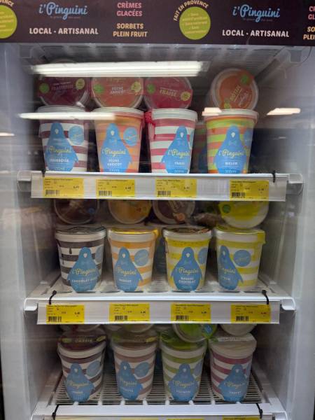 Le rayon iPinguini chez SOPAVAR — glaces et sorbets artisanaux fabriqués en Provence, sans additifs, sans colorants, au prix coopératif toute l’année.