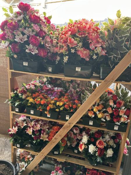 Plantes artificielles pour vos tombes dans votre coopérative agricole près des centres-villes de Sanary et de Six Fours près de Toulon dans le Var