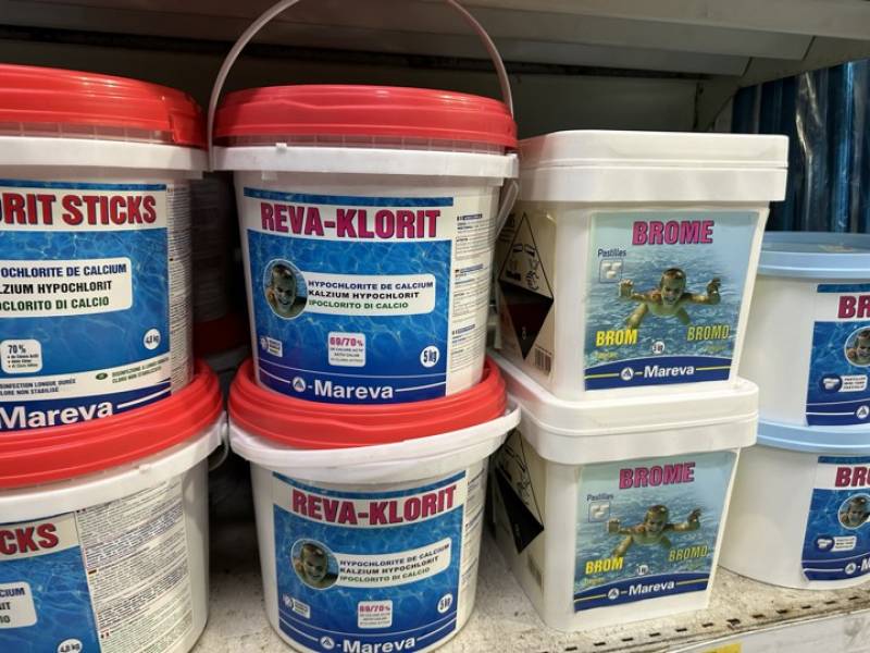 Chlore longue durée Chlore choc rapide Chlore multifonctions dans nos 2 magasins dans votre coopérative agricole près des centres-villes de Sanary et de Six Fours près de Toulon dans le Var