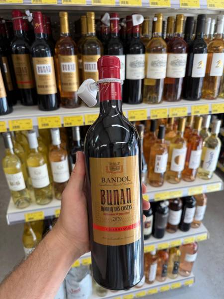 Chai et foudres de chêne du Domaine Bunan pour l’élevage des vins de Bandol