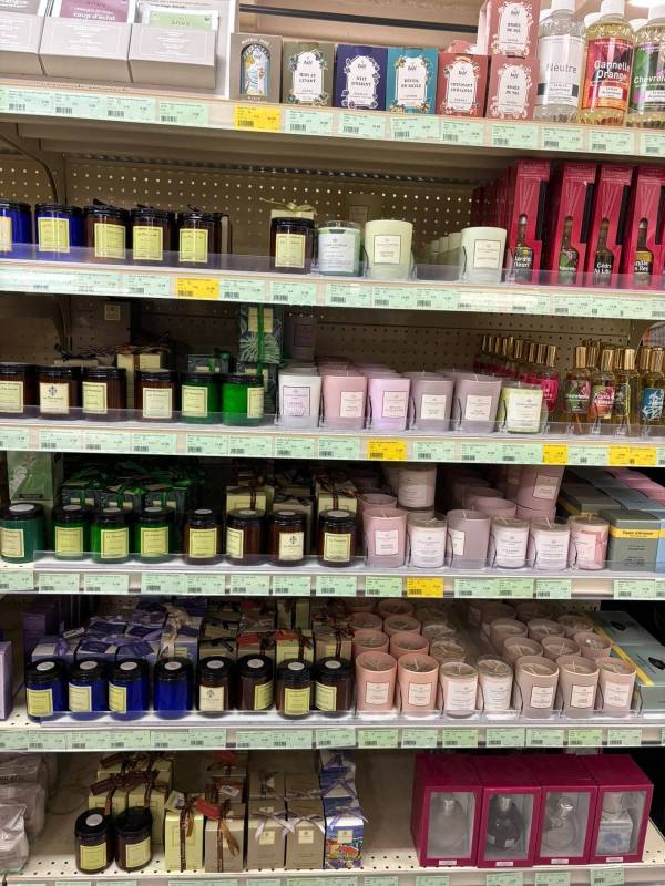 Le rayon des bougies parfumées pour une ambiance chaleureuse à la maison, au prix coopératif chez SOPAVAR à Six-Fours et Sanary près de Toulon