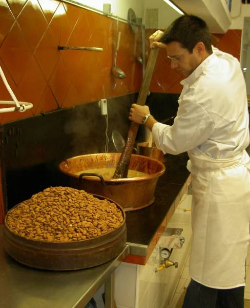 Rodolphe Nicolai fabrique son nougat à Signes, la maison Fouque à découvrir dans vos 2 coopératives agricoles Sopavar à Sanary et à Six Fours près de chez vous à Toulon La Seyne et Saint Mandrier