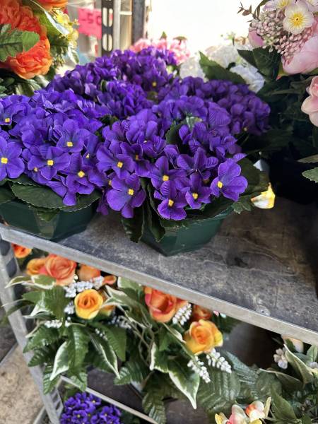 Fleurs artificielles résistantes pour cimetières près de chez vous à Sanary et de Six Fours près de Toulon dans le Var